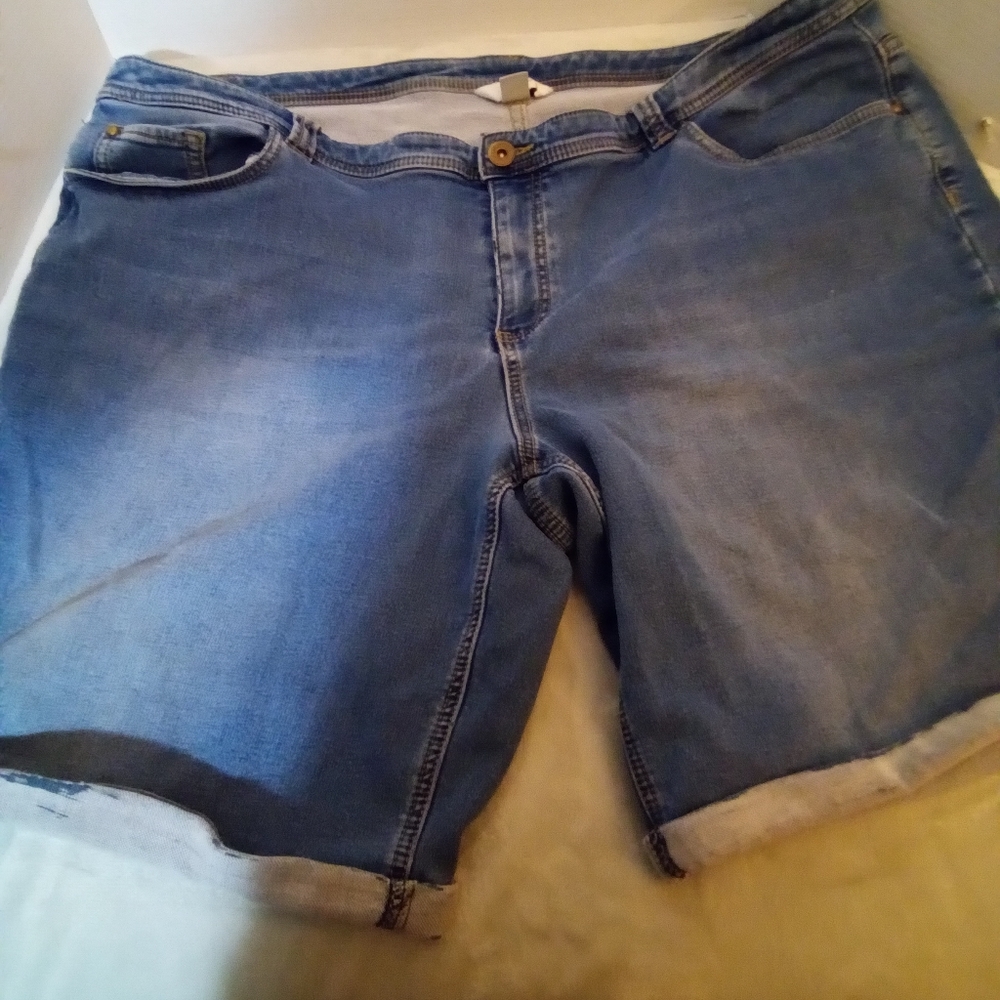 CJ Banks shorts